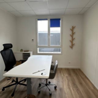 Bureau privé 10 m² 1 poste Coworking Rue du Mont Griffon Yerres 91330 - photo 2